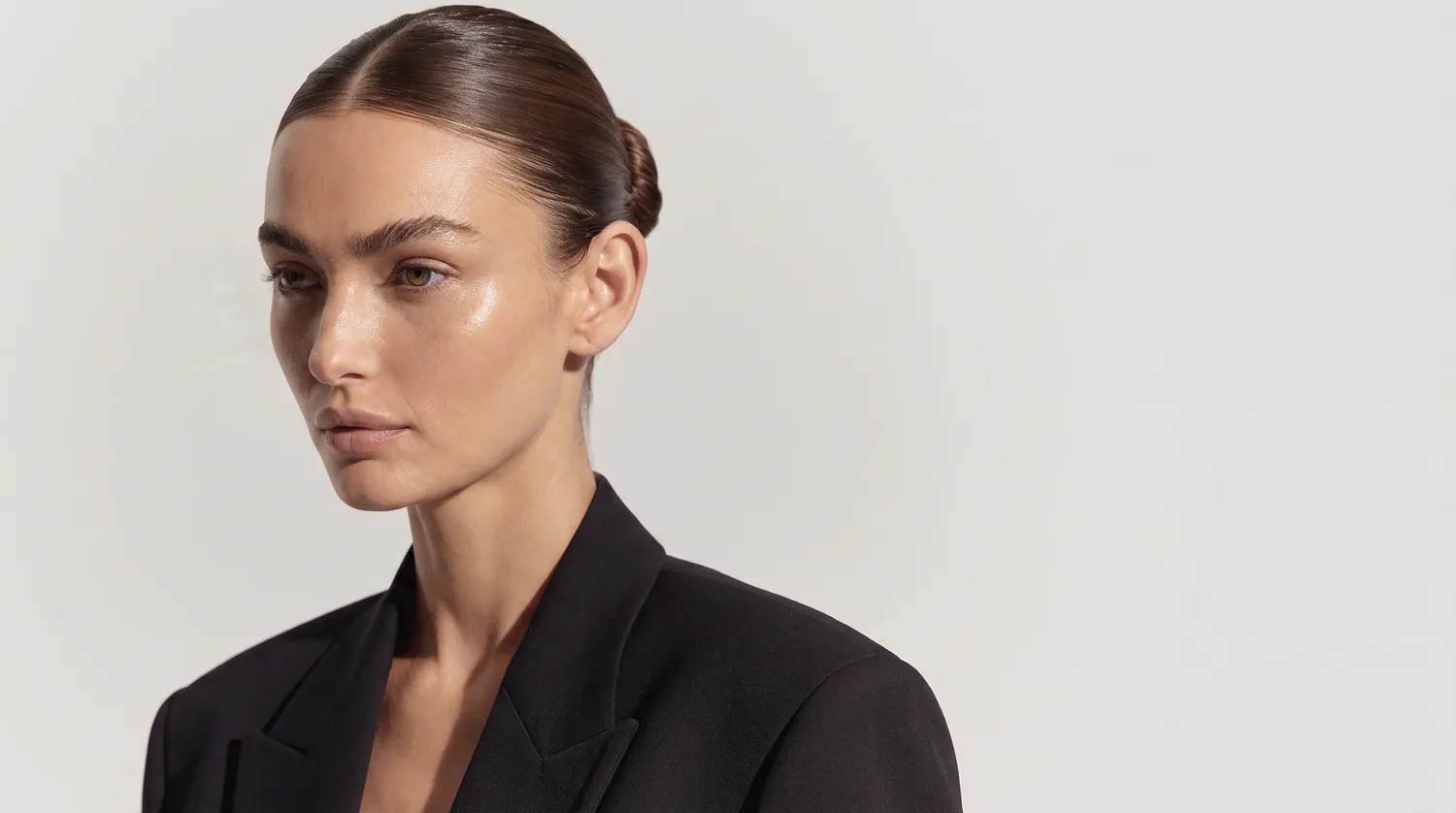 Model photographed without eyewear; move the cursor across the frame to reveal it